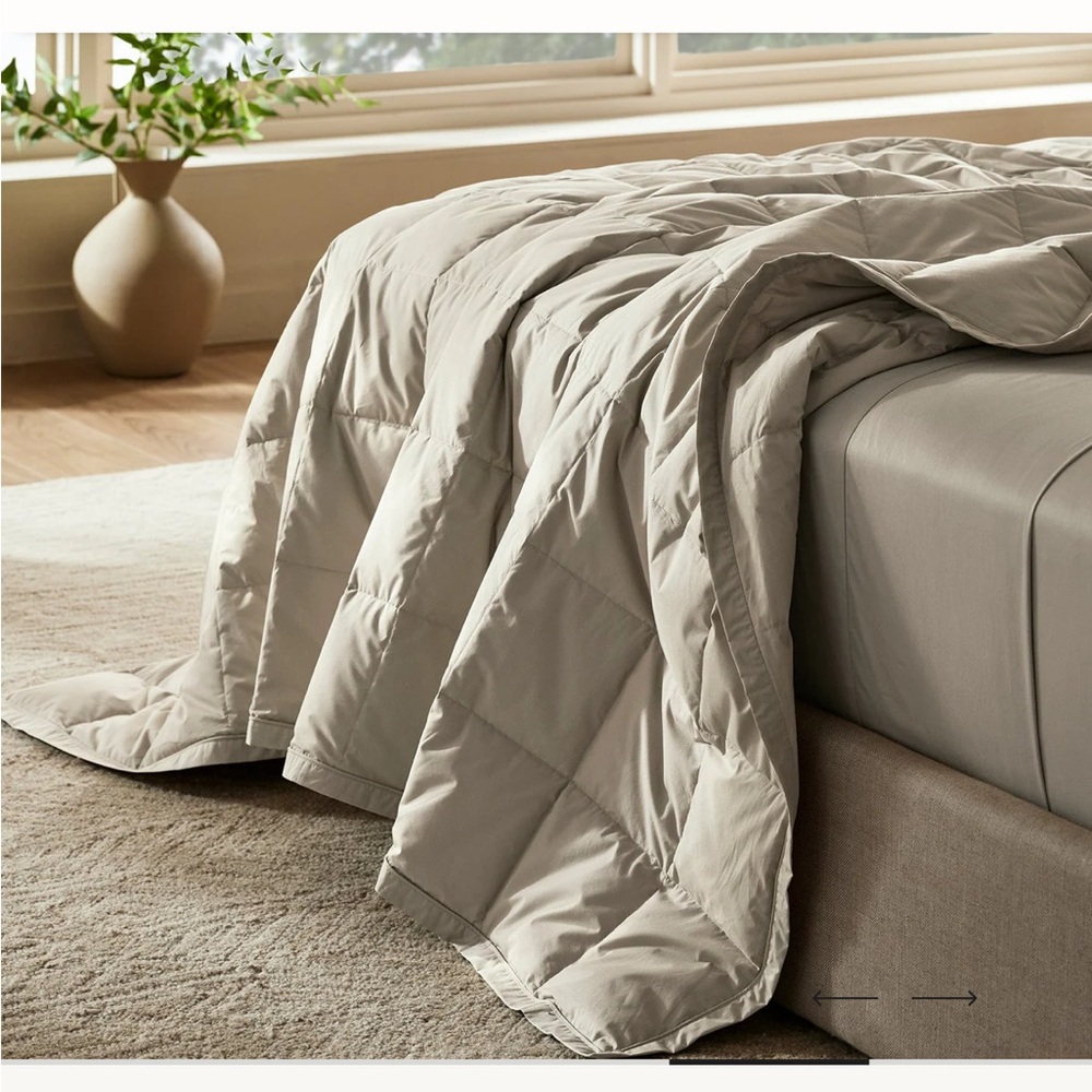 BOLL & BRANCH | Down Alternative Quilted Bed Blanket - Oak - Picture 4 of 5